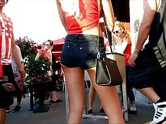 Elle a cinema porno italien changé ses sous-vêtements et a dominé le chapeau du voisin.