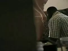 La maîtresse laisse le garçon russe film pornographique italien se mordre la chatte.