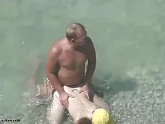 Le garçon baise l'homme malade porno italienne sexy dans l'ouverture douce