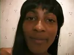 Une porno italienne sexy chinoise à lunettes suce une petite bite poilue pour son petit ami.