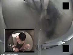 Garçons espiègles se moquant films pornos italiens de la bite de quelqu'un.