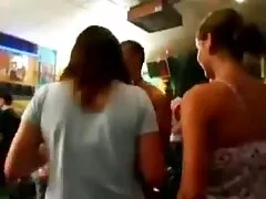 Une langue porno italien classique et une bonne baise avec de jeunes drageons.