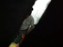 Père et fils ont divisé la fille russe film porno italien avec pères et fils en deux parties.