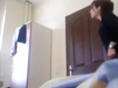 Elle a mis sa beauté dans le trou dans le porno italienne sexy lit.