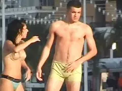 L'homme Insatiable tire deux veaux dans film coquin italien tous les trous.