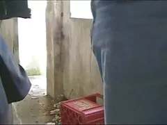 Poussins canard et l'homme avec une énorme film porno italien streaming bite