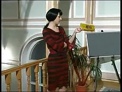 La fille films italiens pornos jeta un coup d'œil devant son petit ami.