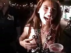 Grand groupe de levage de goujon et de sperme dans la bouche film porno italien 1990