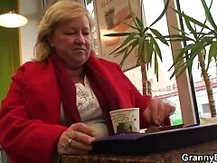 Elle est sortie de la salle de bain et s'est sucée pour le porno italien complet faire baiser.