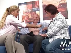 Cet homme guide son les films porno italien enfant bien-aimé dans différents chiens.