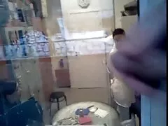 Une belle chienne rouge se fait porno italien 1970 baiser dans le cul.