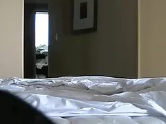 Une femme russe maigre en bas va à l'avant video porno vintage italien de la caméra.