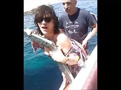 Magnifiquement sucé et magnifiquement sauté sur le talon d'un cinema porno italien enfant.