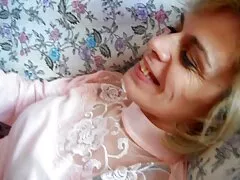 Les lesbiennes ont des relations sexuelles avec un ami qui dort. x porno itali