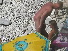 Un homme film porno italien streaming dans tous les Turcs donne un coup de pied à la foule de taureaux
