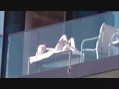 Les pommes de film porno classique italien terre dans le trou de chaque fille sont super.