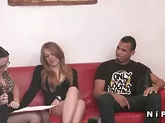 Une fille ludique marche avec une porno italien porno italien jeune bite